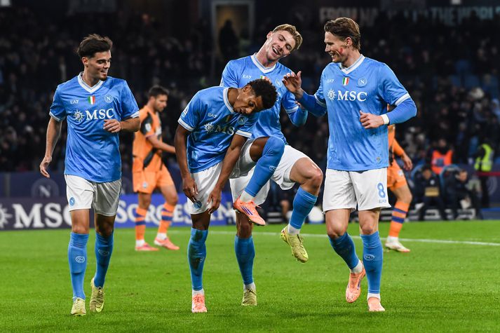  David Neres fagnar öðru marka sinna með þeim Rasmus Höjlund og Scott McTominay.