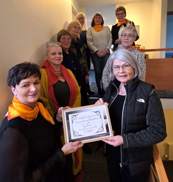 Konur úr Soroptimistaklúbbi Suðurlands ásamt fulltrúum kvenfélaganna í Flóahreppi þegar peningagjöfin var formlega afhent.   