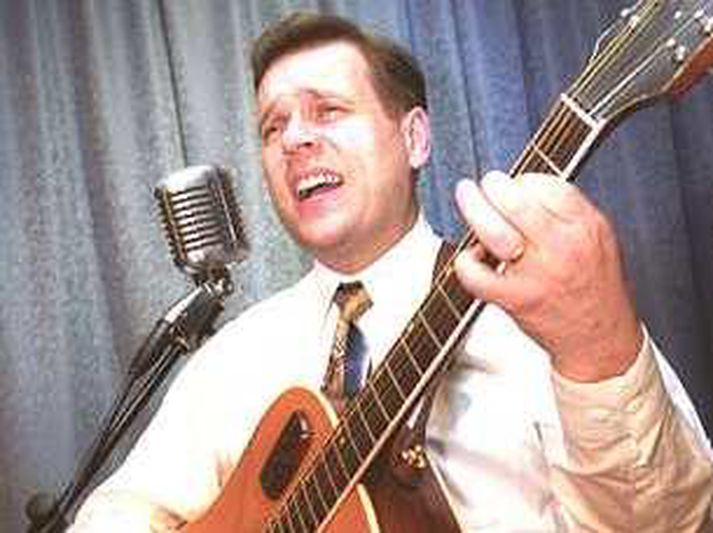 Guðlaugur Laufdal með gítarinn.