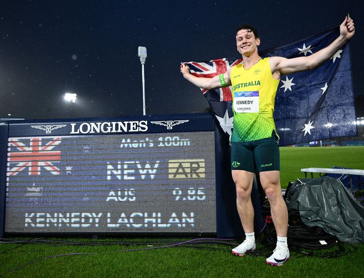 Lachlan Kennedy fagnar hér ástralska metinu sínu sem hann setti í úrslitahlaupinu á Samveldisleikunum.