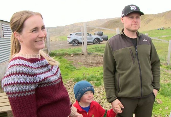 Ingveldur Ása Konráðsdóttir og Jón Ben Sigurðsson, bændur í Böðvarshólum, ásamt yngsta barninu, syninum Sigurði Pétri.