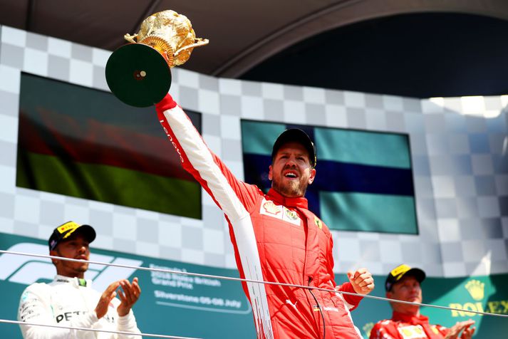 Vettel fagnar sigrinum í dag.