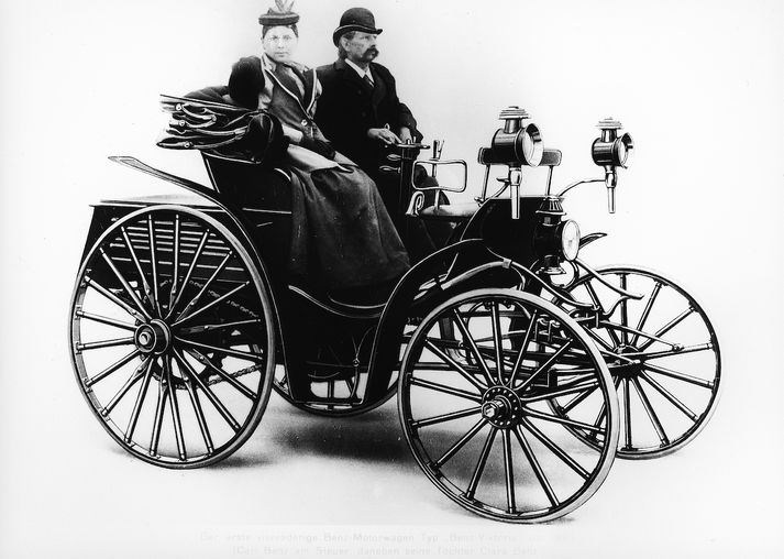 Carl Benz og Klara dóttir hans um borð í Victoriu frá 1894.