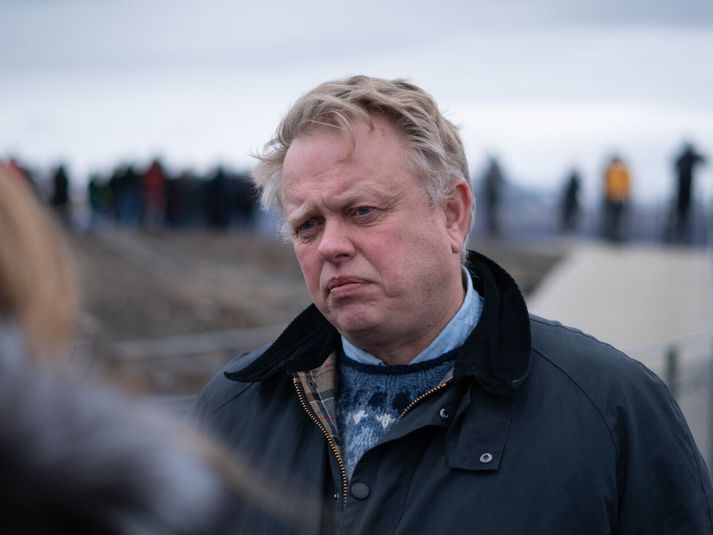 Einar Á. E. Sæmundsen þjóðgarðsvörður segir bílastæðagjöld standa undir tæplega 60 prósentum rekstrarfjár Þingvalla. Hann vill tryggja tekjur þjóðgarðsins til framtíðar.