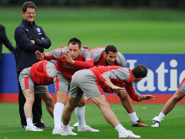 Fabio Capello fylgist með þeim Rio Ferdinand og John Terry.