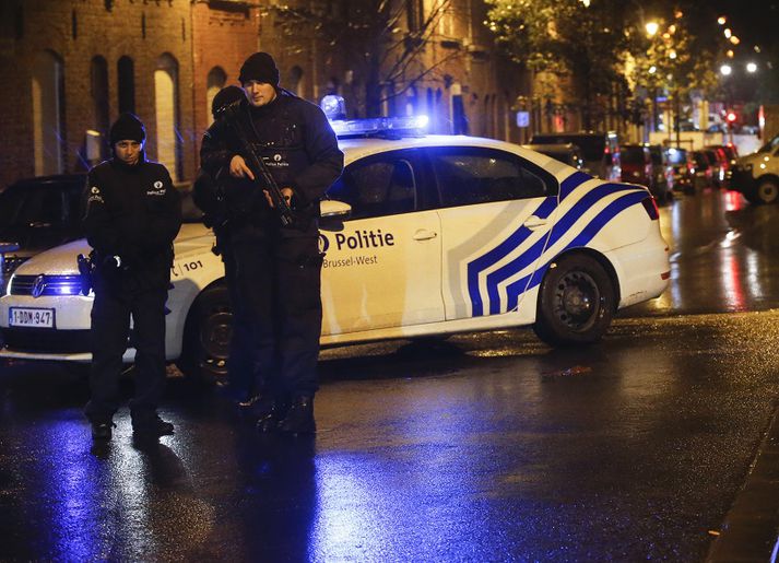 Lögregla í Belgíu hefur gert húsleit á nokkrum stöðum í hverfinu Molenbeek, og handtekið átta.