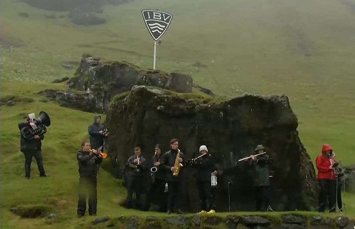 Lúðrasveit Vestmannaeyja spilaði á óformlegri setningu þjóðhátíðar í Herjólfsdal í gær.