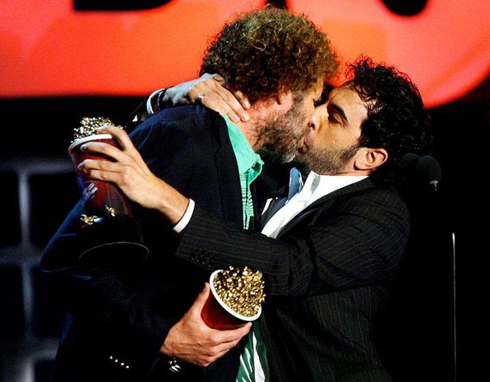Will Ferrell og Sacha Baron Cohen kysstust vel og lengi á MTV-hátíðinni í Los Angeles.