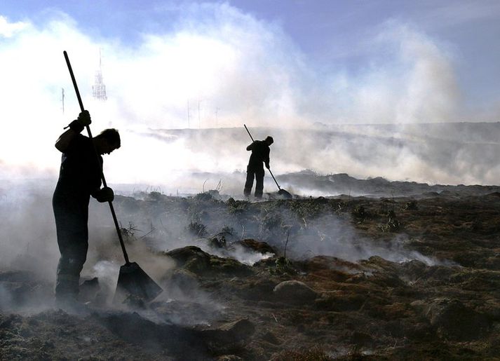 Slökkviliðsmenn að takast á við eftirköst sinubruna. Athugið að myndin er úr safni.