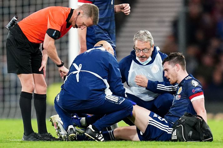 Andy Robertson meiddist aftan í læri í leik Skotlands og Danmerkur á Hampden Park í gær.