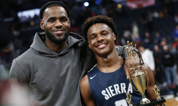 Takist þessum tveimur að spila saman í NBA-deildinni þá yrðu þeir fyrstu feðgarnir sem ná því.