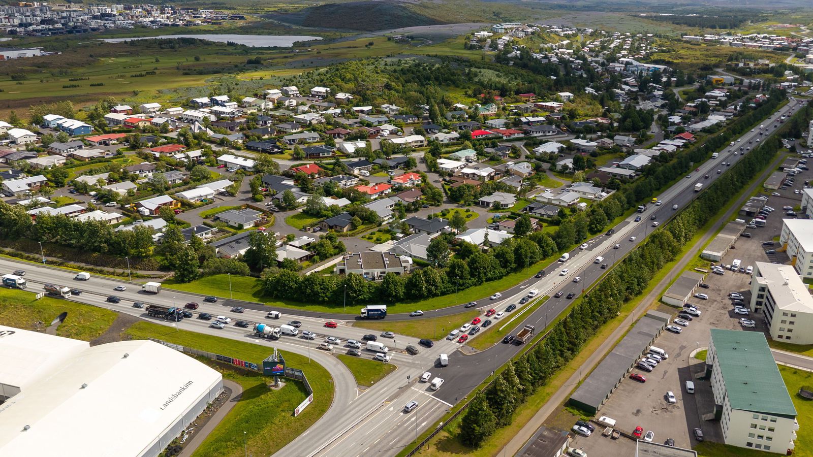 Þriggja bíla á­rekstur á Reykja­nes­braut