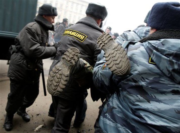 Lögreglumenn voru ekkert að tvínóna við hlutina þegar mótmælafundurinn var leystur upp.