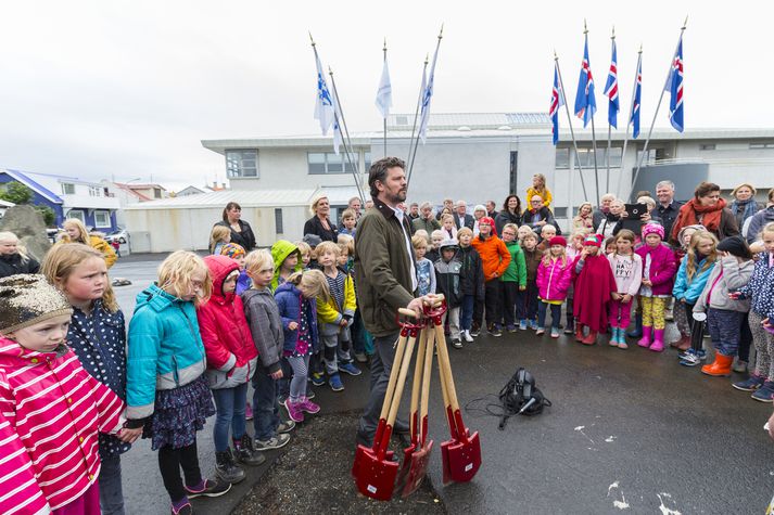 Dagur B. Eggertsson tók fyrstu skóflustunguna að nýrri viðbyggingu Vesturbæjarskóla í fyrrasumar.