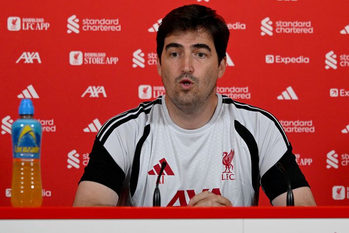 Andoni Iraola á blaðamannafundinum sínum í gær þar sem hann talaði um stefnu sína og væntingar.