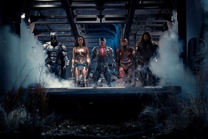 Justice League segir frá baráttu Batman, Wonder Woman, Cyborg, The Flash og Aquaman við illmennið Steppenwolf.