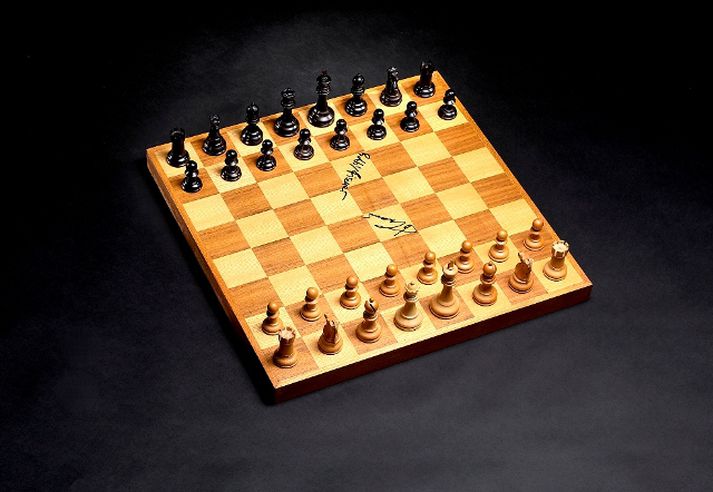 Skákborðið var fyrst notað í sjöundu einvígisskák þeirra Bobby Fischer og Boris Spassky en þeirri skák lauk með jafntefli.