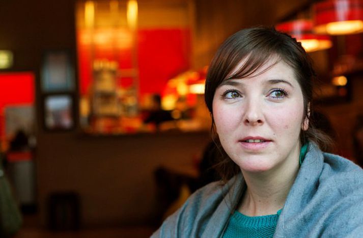Sara segist vera gift á ensku, vinna á íslensku og ræða trúnaðarmál við mömmu sína á spænsku.