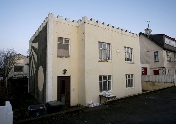 Konan fannst látin í þessu húsi en Hlífar hafði búið þar.