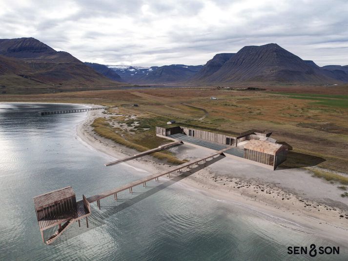 Afstöðumynd af gufu- og sjóböðunum í Holtsfjöru. Veitingastaður lengst til vinstri, baðhús í miðju, Kaupfélagshjallurinn, samfélagssána til hægri og viðarsána á bryggjuenda. Gamla flugbrautin er í hundrað metra fjarlægð og verður nýtt sem bílastæði.