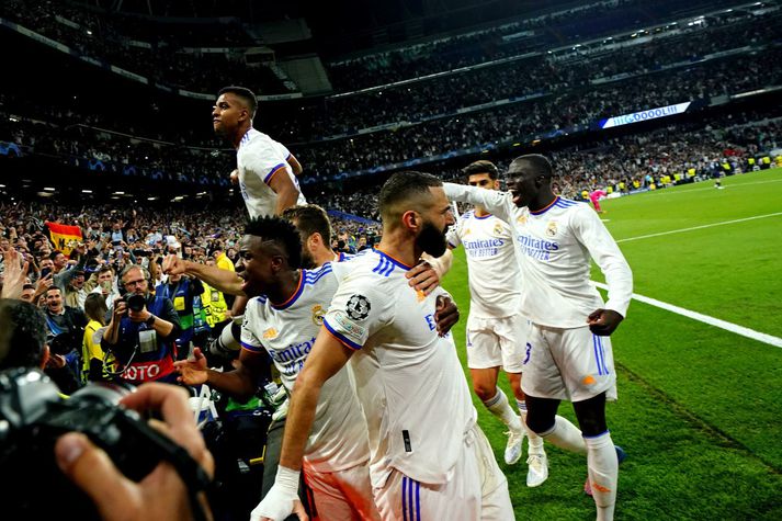 Karim Benzema og liðfélagar hans í Real Madrid fagna hér sigurmarki hans á móti Manchester City á Santiago Bernabeu í gær.