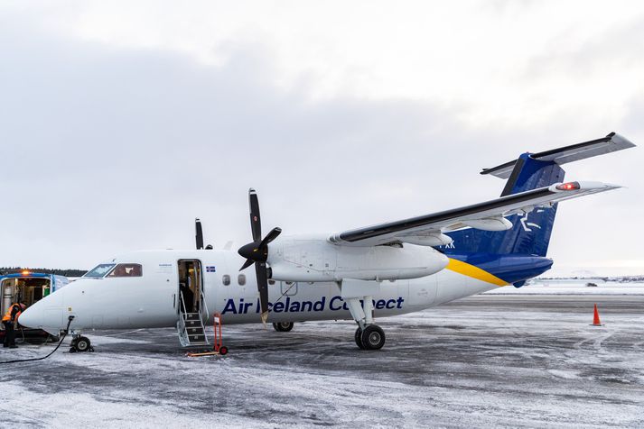 Flugvél Air Iceland Connect af gerðinni Dash 8 Q200 á Reykjavíkurflugvelli.