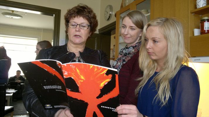Steinunn Gyða fyrir miðju að skoða nýútkomna skýrslu Stígamóta.