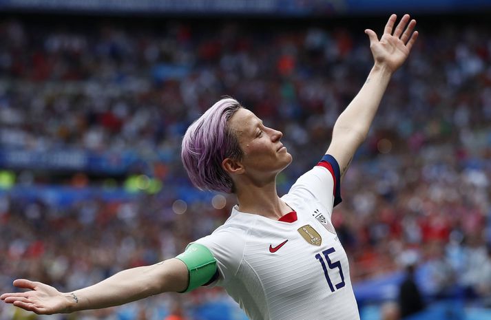 Hin bandaríska Megan Rapinoe fagnar hér marki sínu í úrslitaleik HM 2019 en hún var bæði kosin besti leikmaður keppninnar sem og að vera markahæst.