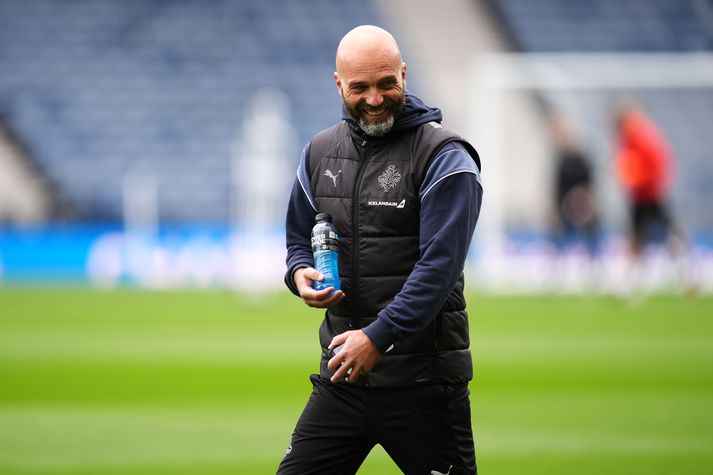 Arnar Gunnlaugsson var léttur á æfingu íslenska liðsins á Hampden Park í gær.