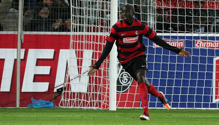 Papiss Cisse fagnar marki í leik með Freiburg.