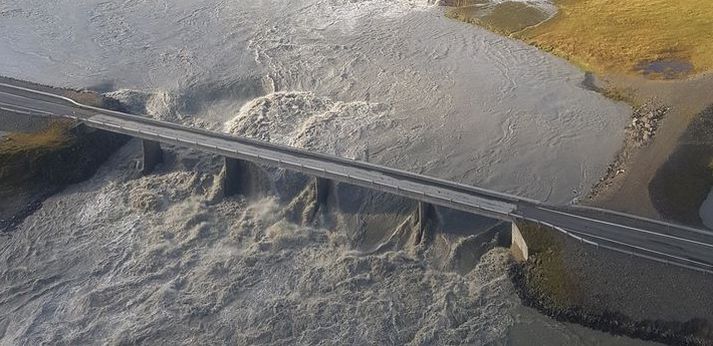 Vatnavextir í Suðursveit ollu miklum skemmdum á Steinavatnabrúnni þannig að þjóðvegurinn fór í sundur.