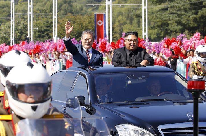 Moon Jae-in, forseti Suður-Kóreu, og Kim Jong-un, leiðtogi Norður-Kóreu, í Pyongyang í morgun.
