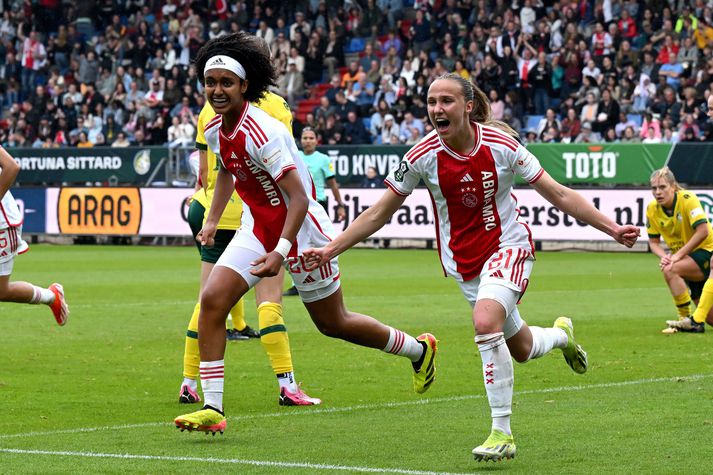 Rosa van Gool fagnar hér öðru marki Ajax í leiknum en í bakgruninum má sjá Hildi Antonsdóttur.
