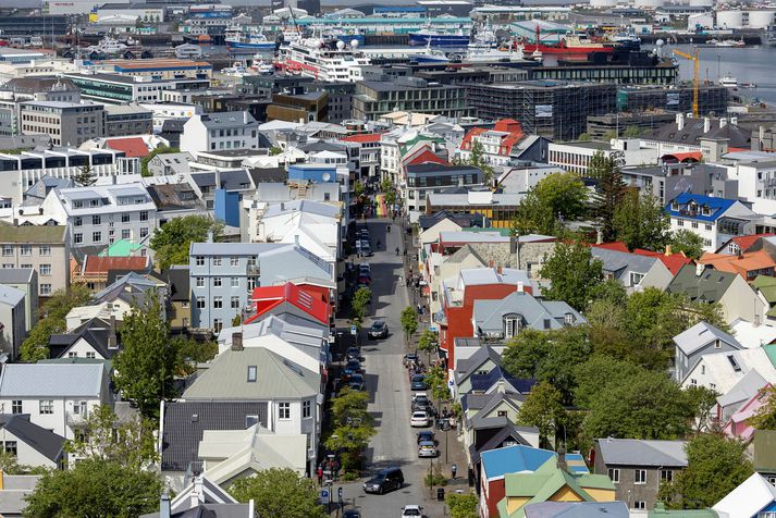 Almenningur er farinn að leita í auknum mæli til lífeyrissjóðanna vegna lána til íbúðakaupa. Sjóðirnir bjóða sumir talsvert betri kjör á óvertryggðum lánum á breytilegum vöxtum en bankarnir.