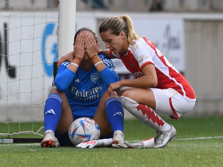 Cloe Lacasse hughreystir hér markvörðinn Manuela Zinsberger eftir tap Arsenal í gær.