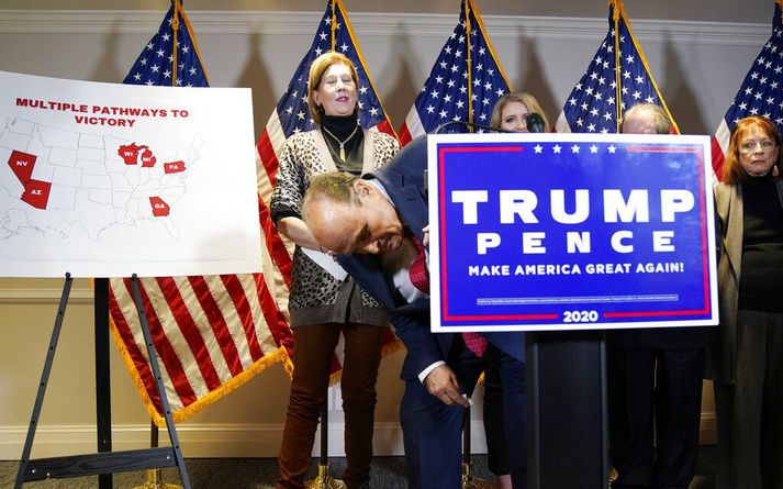 Rudy Giuliani og Sydney Powell (lengst til vinstri) á furðulegum fréttamannafundi sem þau héldu á fimmtudag. Dómari sagði ásakanir þeirra um stórfelld svik ekki studdar staðreyndum.