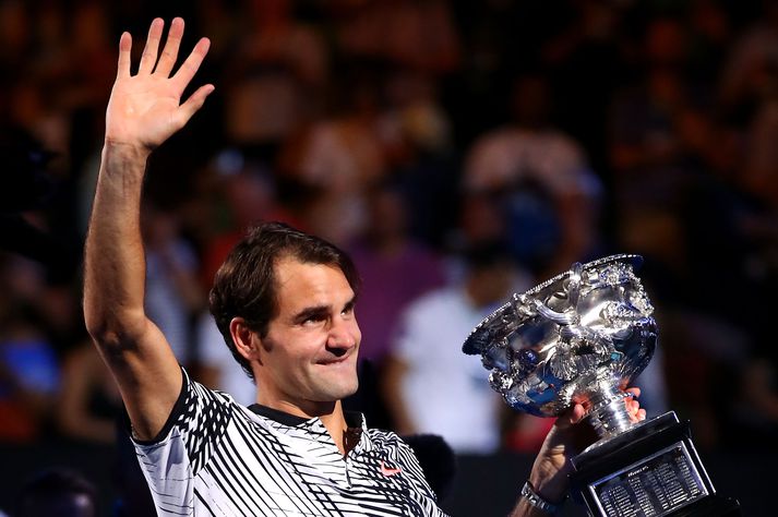 Federer sáttur með sigurverðlaunin í Melbourne.