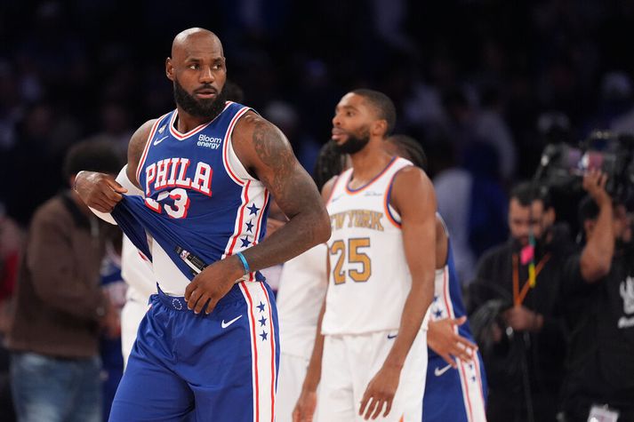 LeBron James sést hér í fyrsta leik sínum sem leikmaður Philadelphia 76ers í NBA-deildinni í körfubolta.