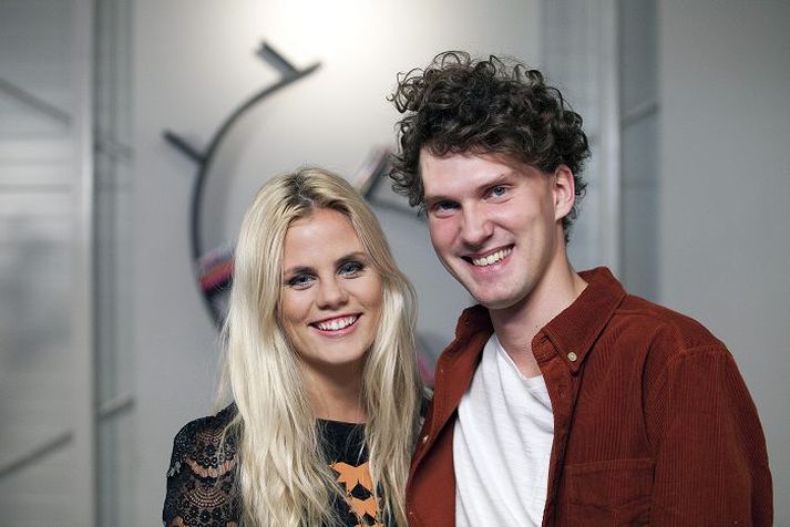 Sunneva Sverrisdóttir og Veigar Ölnir Gunnarsson stýra saman sjónvarpsþættinum Tveir plús sex. Þátturinn fjallar um kynlíf og er fræðsluþáttur fyrir unglinga.fréttablaðið/stefán
