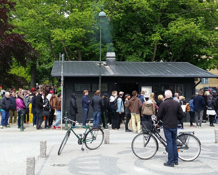 Langar raðir mynduðust fyrir utan Hamborgarbúlluna í Malmö þegar hún opnaði á fimmtudaginn.