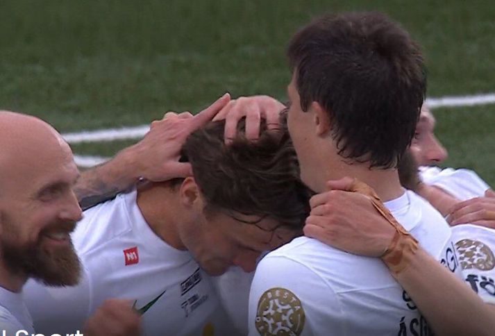 Blikar fagna hetju sinni í kvöld. Kristófer Ingi Kristinsson átti rosalega innkomu.