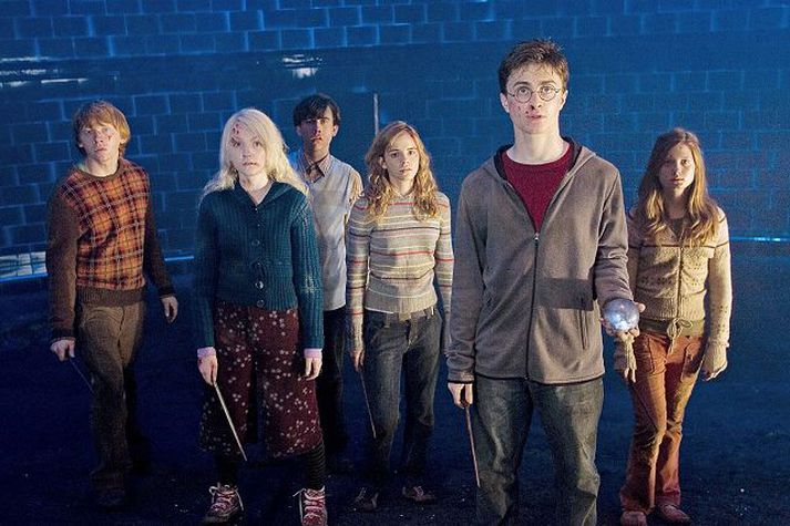 Myndin Harry Potter og Fönixreglan er frumsýnd í íslenskum kvikmyndahúsum í dag. Þetta er fimmta myndin um galdrastrákinn og skólafélaga hans en hinar fjórar hafa allar notið mikilla vinsælda.
