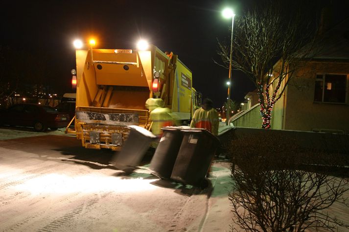 Guðmundur B. Friðriksson segir sorphirðumenn Reykjavíkurborgar aldrei byrja fyrir klukkan sjö. 