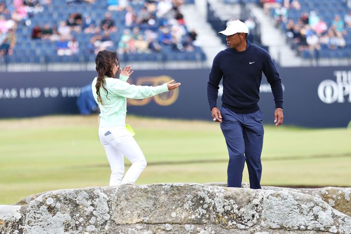 Tiger Woods og Erica Herman á hinni frægu brú á St Andrews golfvellinum í Skotlandi á Opna breska meistaramotinu í júlí í fyrra.