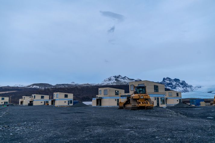 Tveggja hæða gistihús fyrirtækisins Arctic Hotels byrjuðu að rísa við Skaftafell í lok nóvember. Leyfi er til að reisa sjötíu hús af þessu tagi á svæðinu.