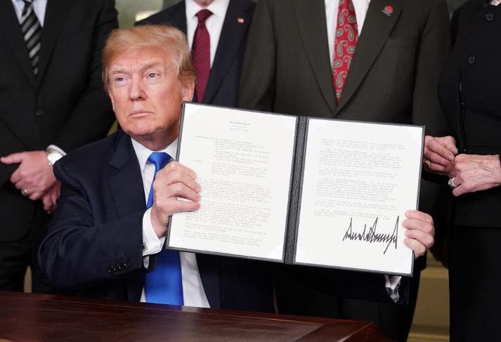 Trump skrifaði undir minnisblað um refsitollana gegn Kína í Hvíta húsinu í dag.
