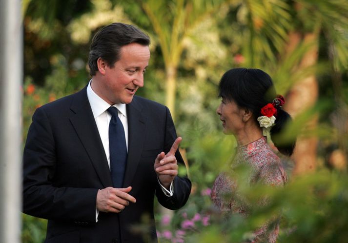 Cameron hitti meðal annars Aung San Suu Kyi.