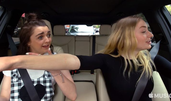 Maisie Williams og Sophie Turner eru greinilega miklir snillingar.