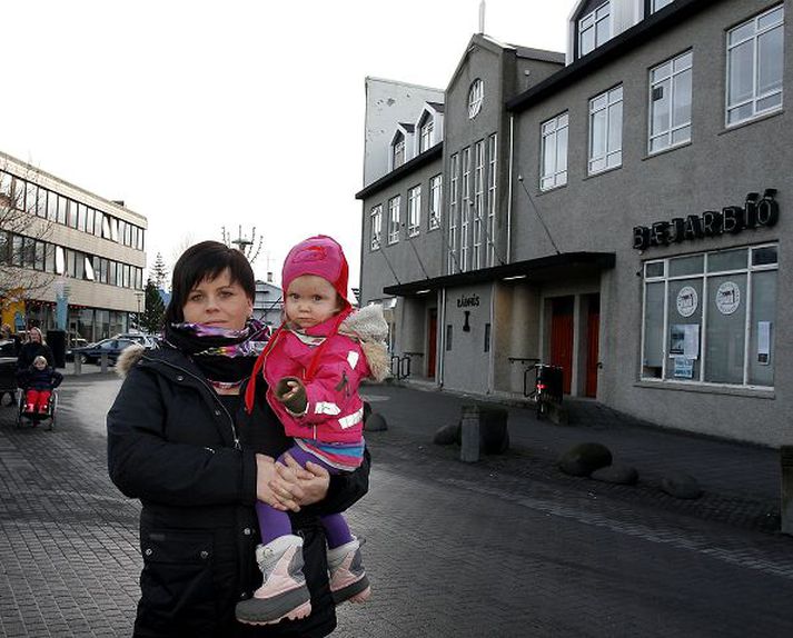 Mæðgurnar fá þau svör á bæjarskrifstofum Hafnarfjarðar að frá næstu mánaðamótum muni níu og hálfrar stundar leikskólavist fyrir Natalíu kosta 44 þúsund krónur á mánuði í stað 21 þúsund króna eins og nú er. Fréttablaðið/GVA