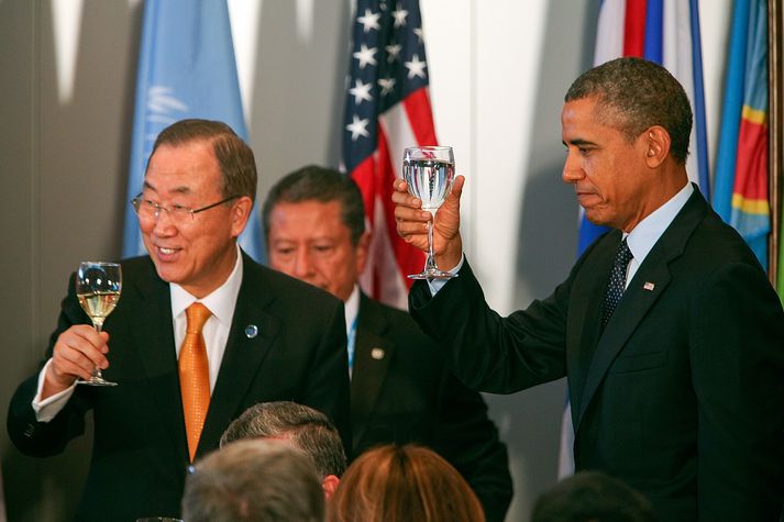 Ban Ki-moon og Barack Obama lyfta glösum.